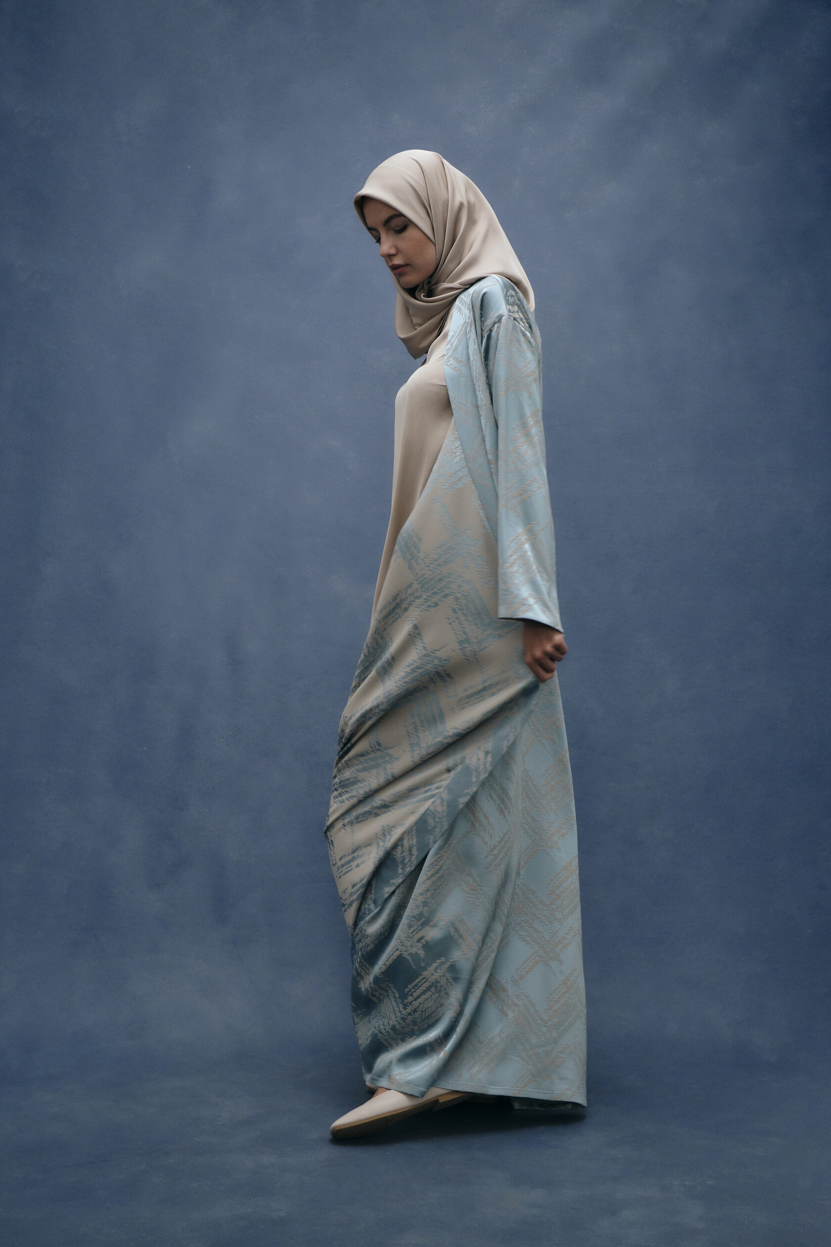 Two-Tone Open Abaya – Nude & Blue Abstract Print