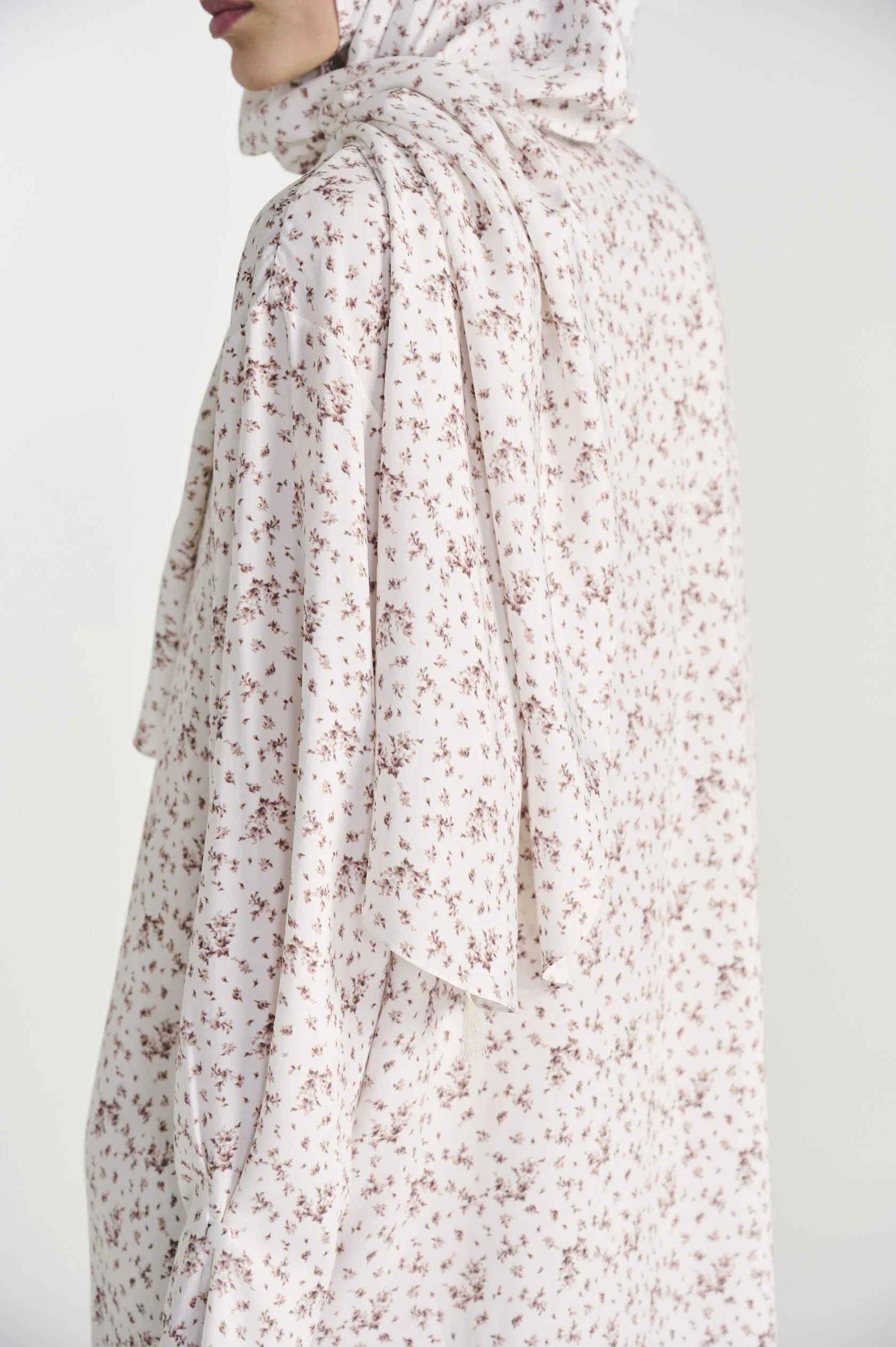 Vintage Floral Prayer Set – Ivory & Brown